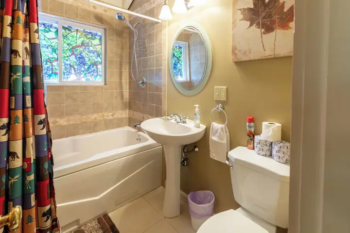 Upper level jetted tub