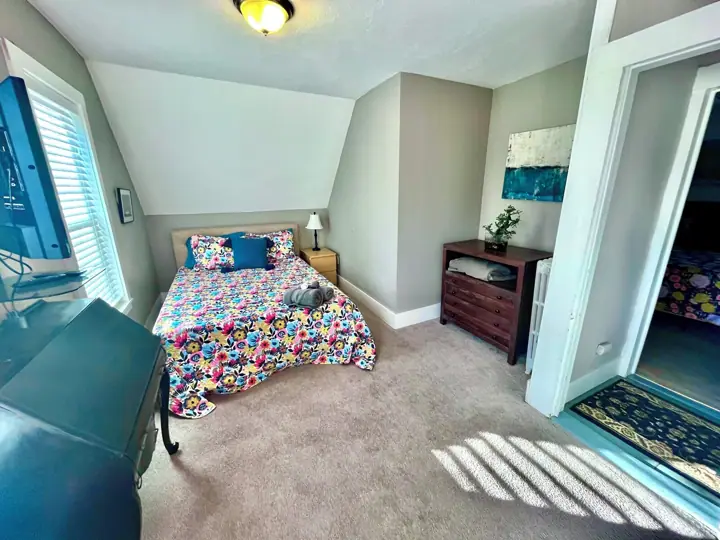 1st queen bedroom on upper level
