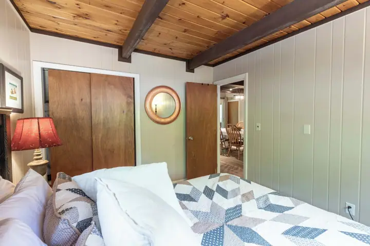 Queen bedroom main floor