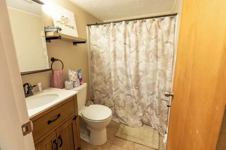 Main floor full bathroom