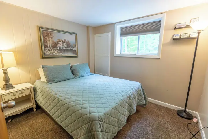 Very quiet and cozy lower level queen
