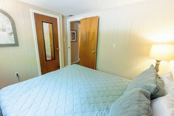Lower level queen room