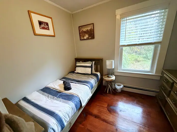 Bedroom with a twin bed