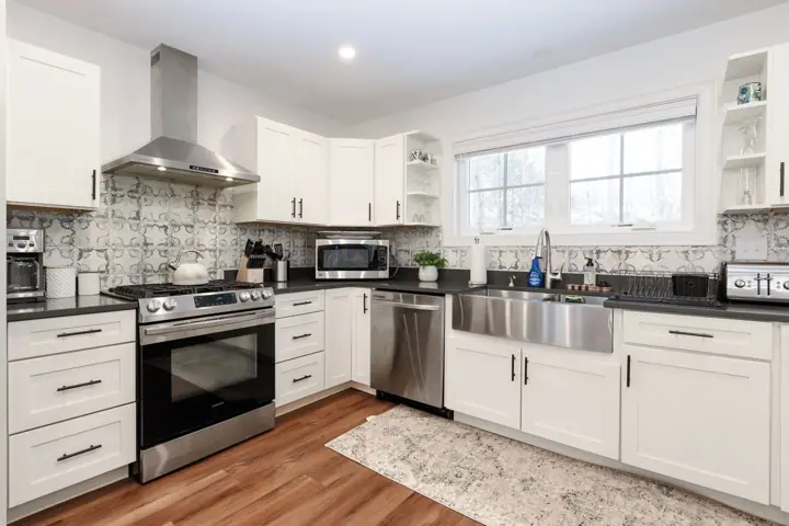 Beautiful kitchen with lots of room