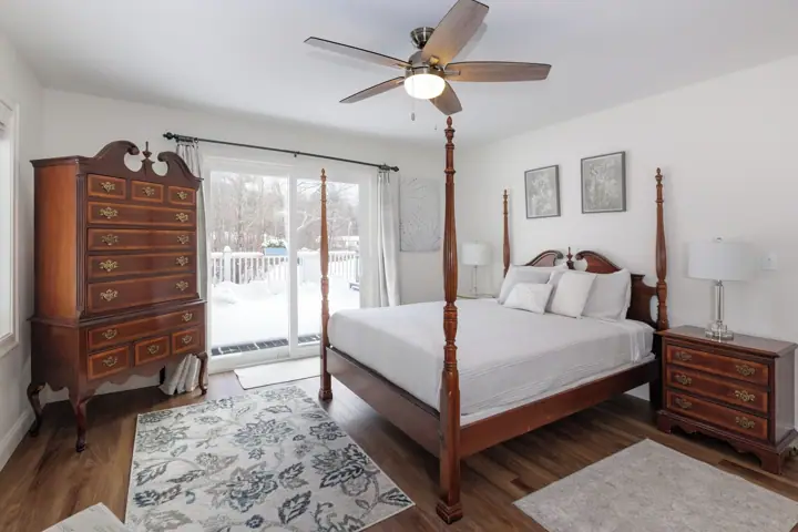 1st floor queen bedroom