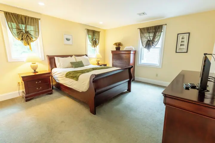 3rd lower queen bedroom
